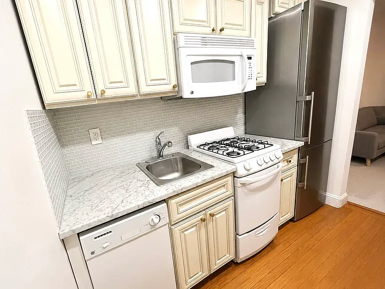 343 E 51st St #4F — Photo 4