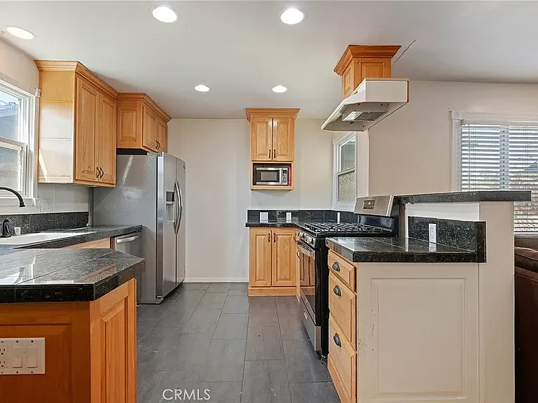 124 Hastings Ave — Photo 6