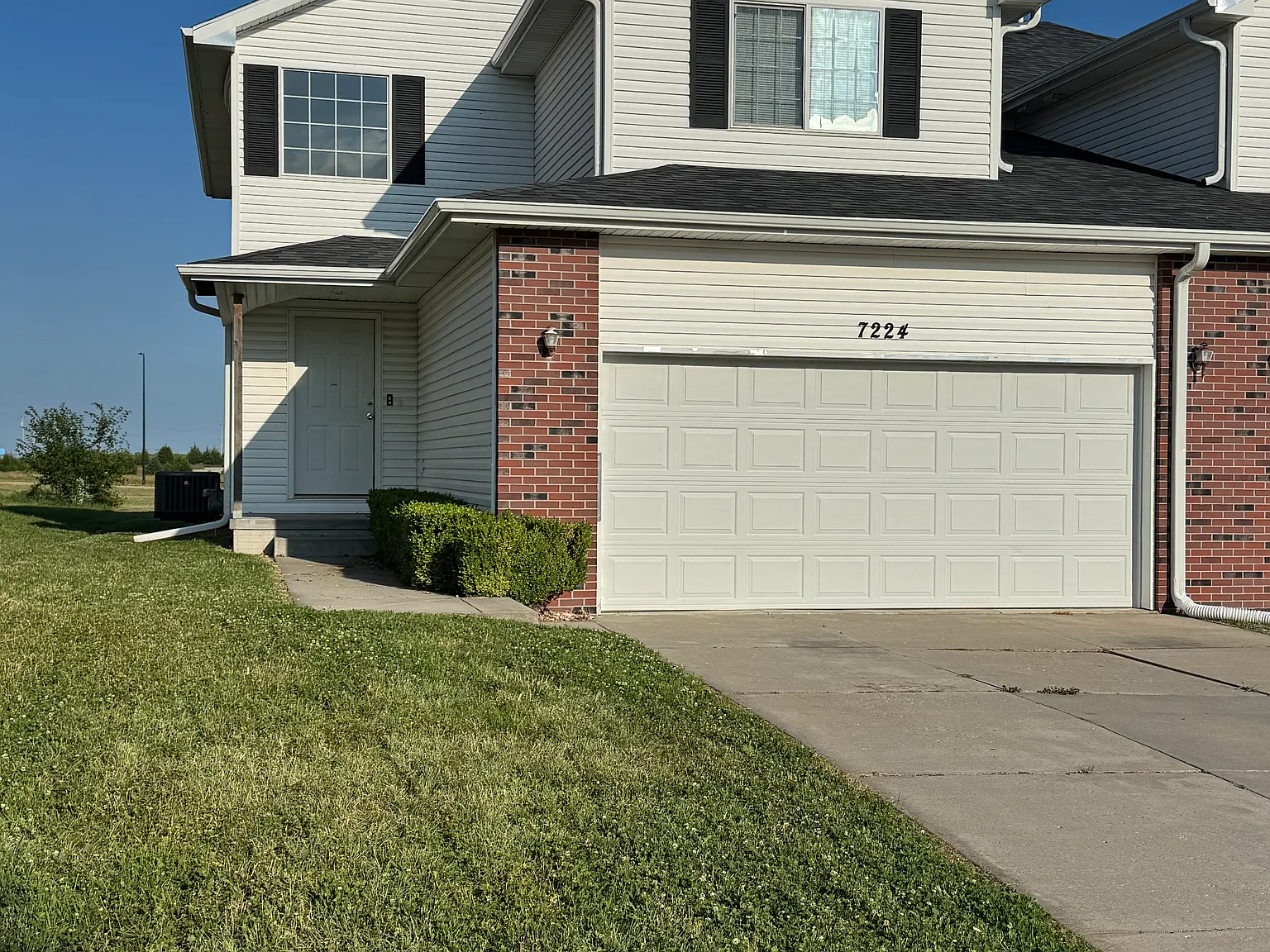4 bed, 4.5 bath, 2181 sqft, $2,200 — Photo 2