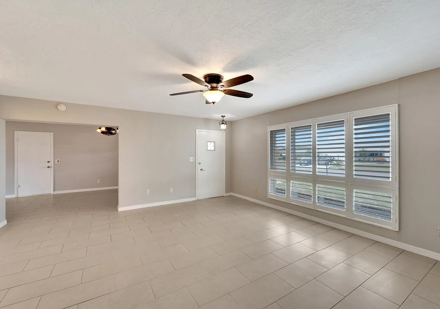Updated 2-Bedroom Home In Sun City Center 55+ Community** — Photo 3