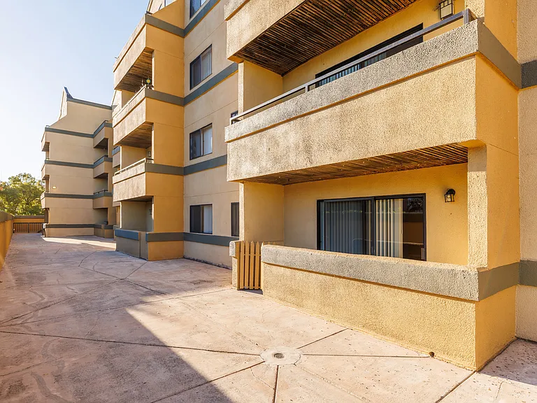 Broadway Towers Apartments — Photo 9