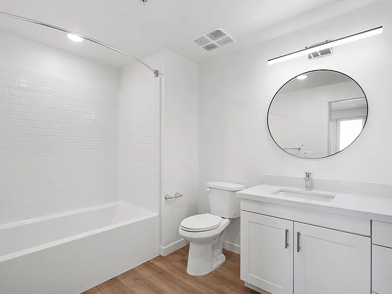 14541 Gilmore St Apartments — Photo 46