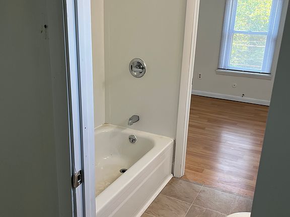 Jack n Jill bathroom between two bedrooms.