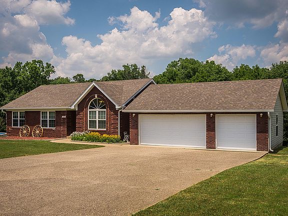 3rd image of 1211 Pin Oak Dr