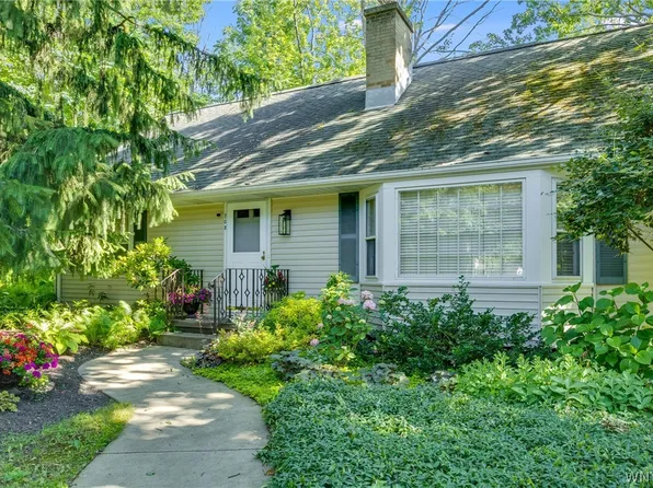 708 The Circle Dr, Lewiston, NY 14092