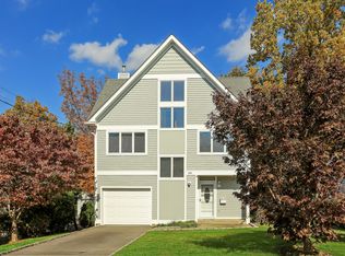 101 Lee Rd, Scarsdale, NY 10583