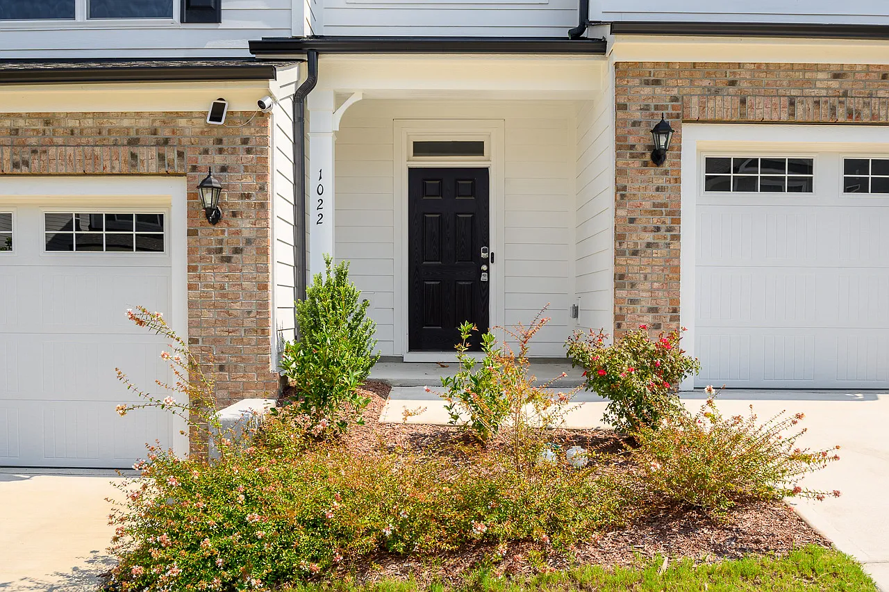 3 bed, 2.5 bath, 1817 sqft, $2,049 — Photo 3