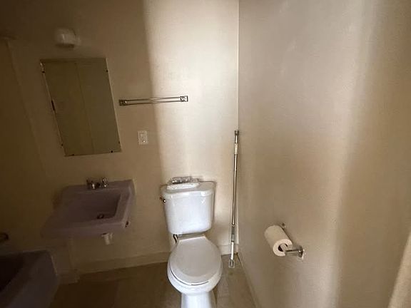 5th image of 3049 Lime St #3