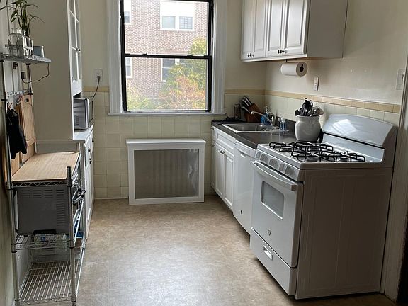 5th image of 92 Mundy Ave #1