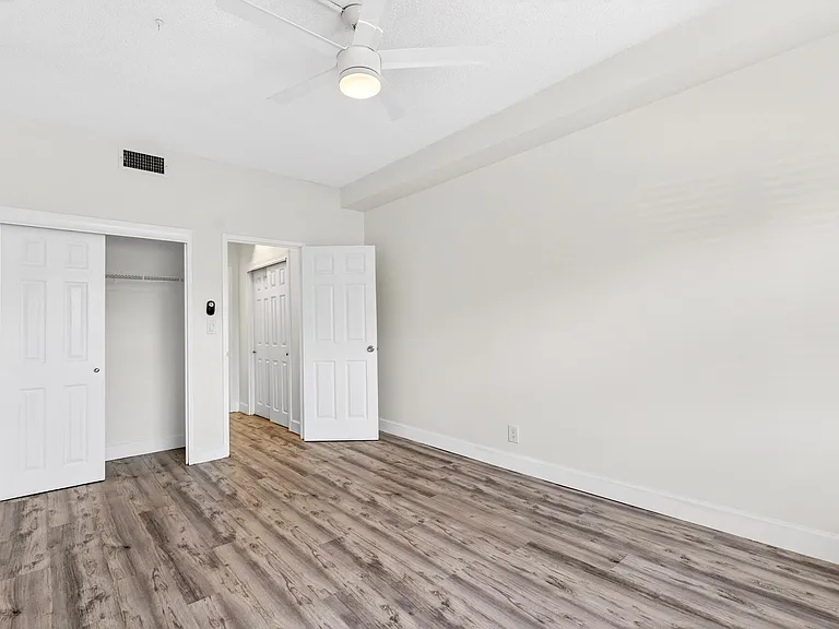 2555 NE 11th St #104 — Photo 10