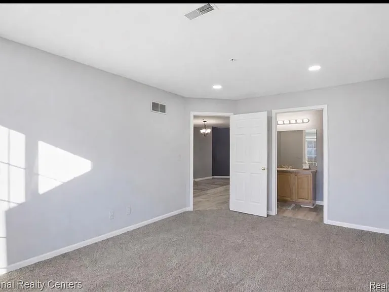 16878 Farmington Rd — Photo 12
