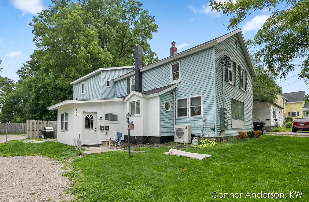 159 E Division St — Photo 3