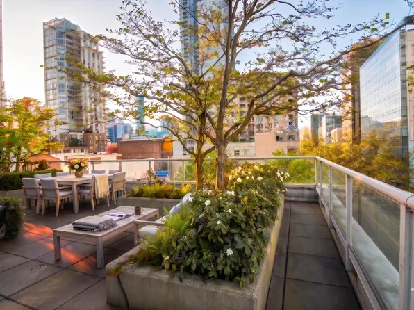 480 Robson St #402, Vancouver, BC V6B 1S1