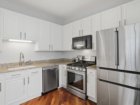 4th image of 233 E 13th St APT 909