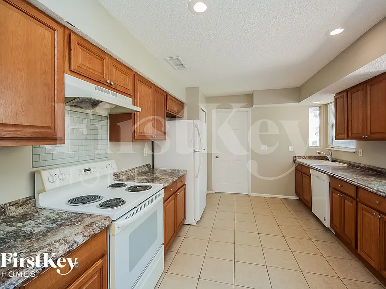 727 SE 9th Pl — Photo 9