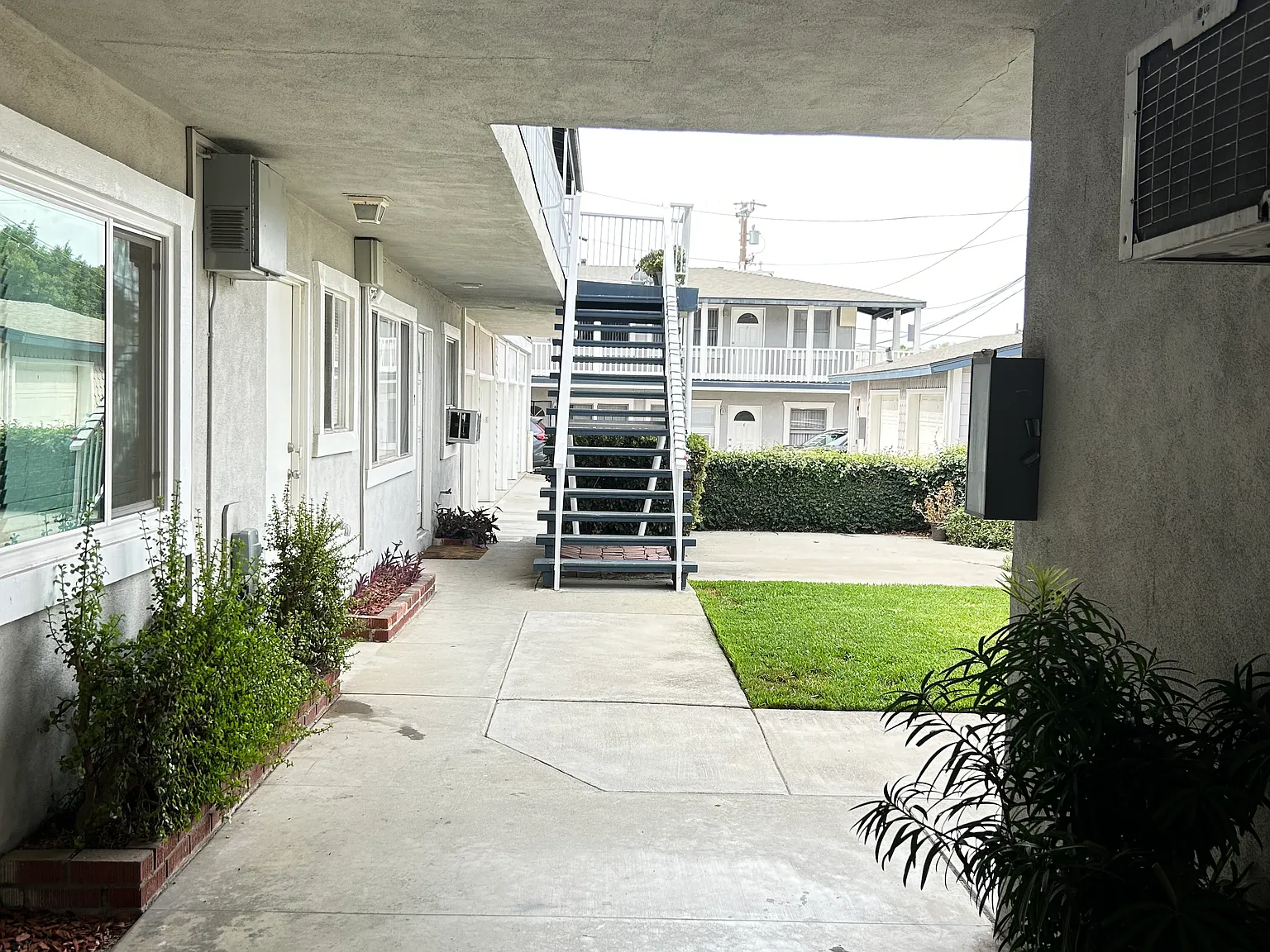 310 W Mountain View Ave — Photo 2