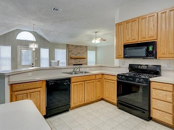 5th image of 445 Woodridge Dr