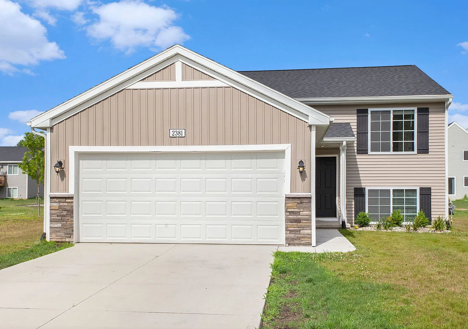 1 Month FREE Rent! Applied to Your First Full Month. Terms & Conditions Apply. — Photo 1