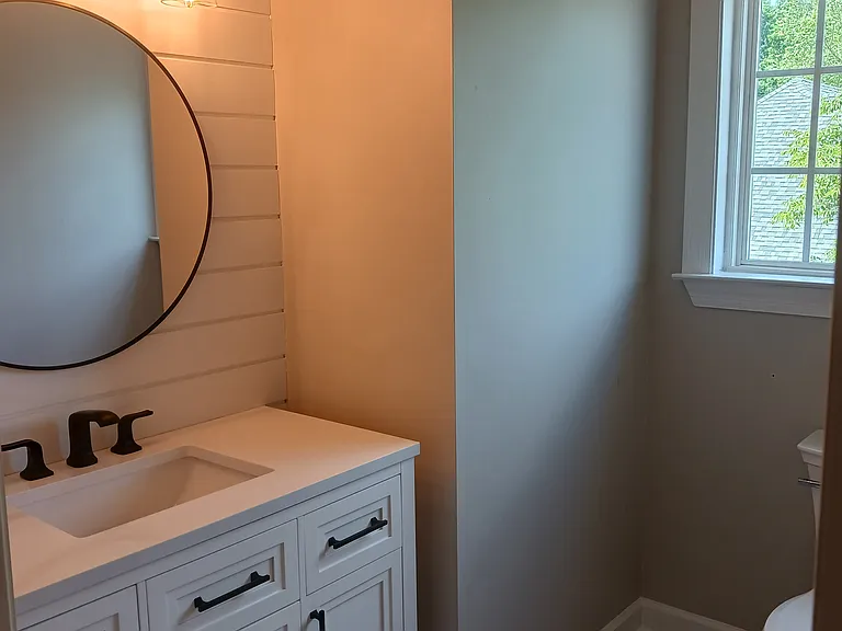 Full bath upstairs