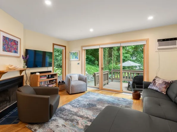 27 5th Ave #27, Watertown, MA 02472