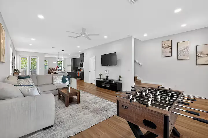 210 E Columbus Dr — Photo 2