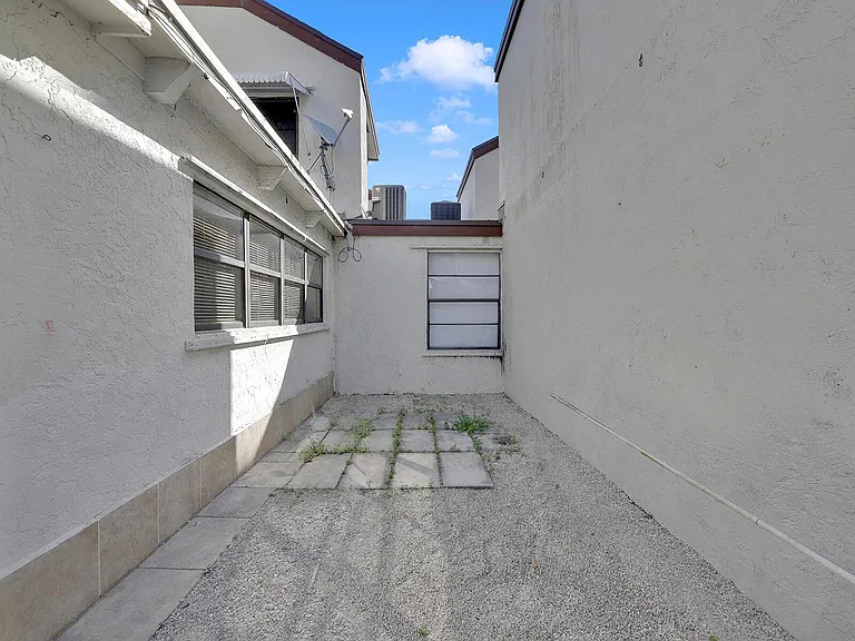 9702 NW 5th Ln #9702 — Photo 18