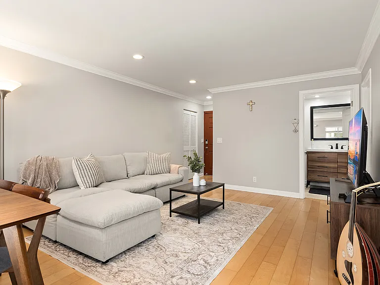 1154 S Barrington Ave #112 — Photo 3
