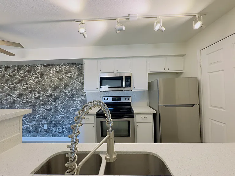 231 W Horizon Ridge Pkwy #927 — Photo 15