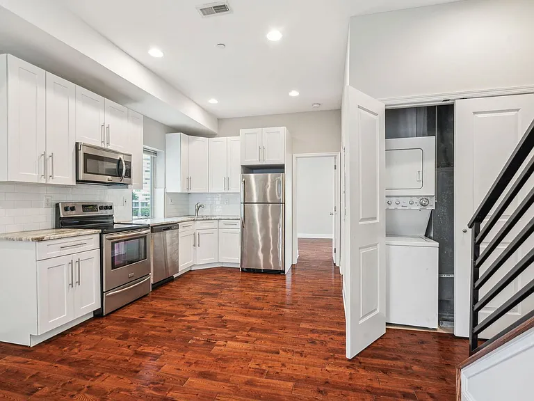 2228 Summer St #3 — Photo 7