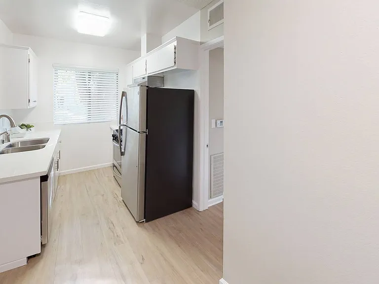 Mentone Apartments — Photo 28