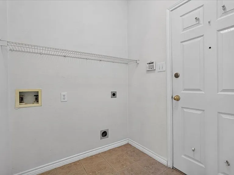 5912 Meadowglen Dr — Photo 15
