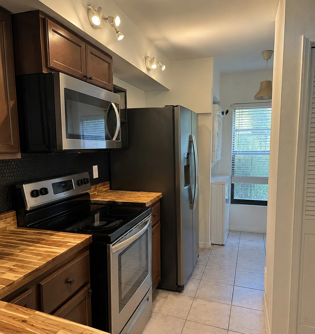 2 bed, 1090 sqft, $1,800 — Photo 3