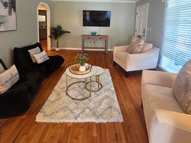 Bright and beautifully decorated living room with a cozy home feeling