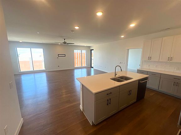 5th image of 300 S Clinton St #604