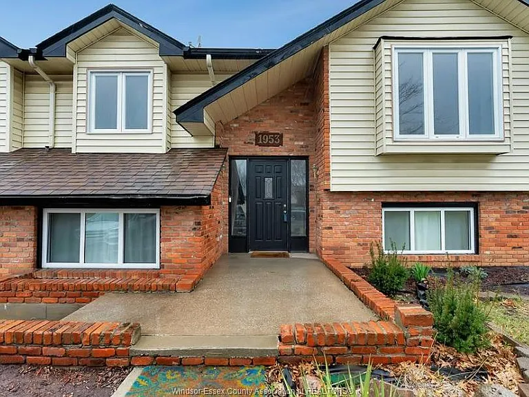 1953 Lepain Cres #LOWER — Photo 2