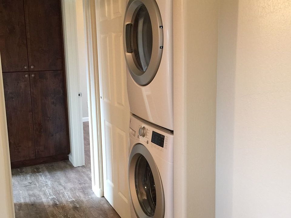 Hall / Stackable washer and dryer