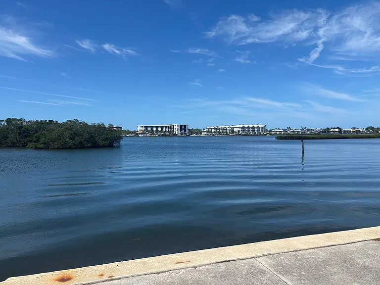 1/4 mile walk to the Intracoastal Waterway.