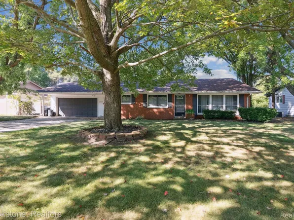 2820 Marilyn Dr, Saint Joseph, MI 49085