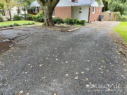 850 Montford Dr — Photo 2