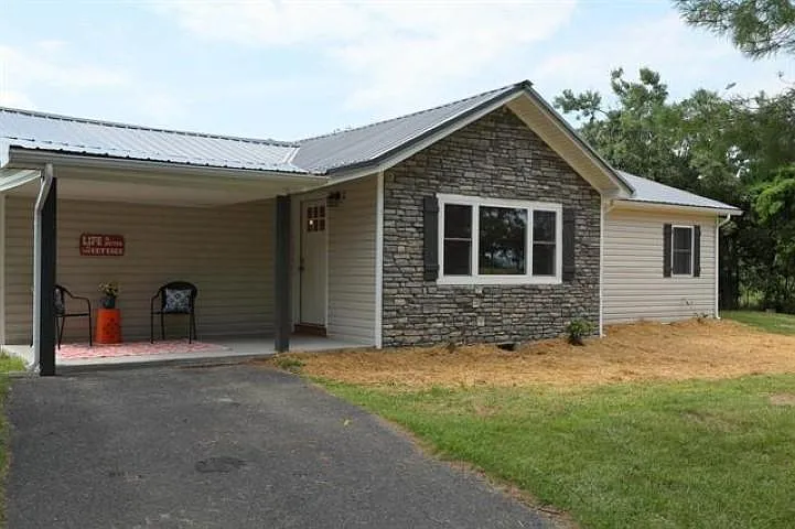 3 bed, 1575 sqft, $1,900 — Photo 1