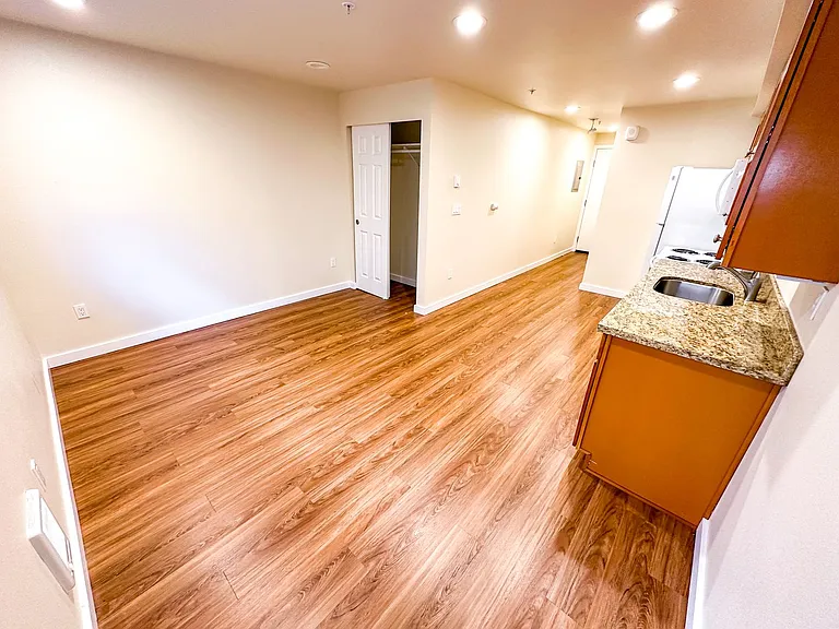 515 East Denny Apartments — Photo 13