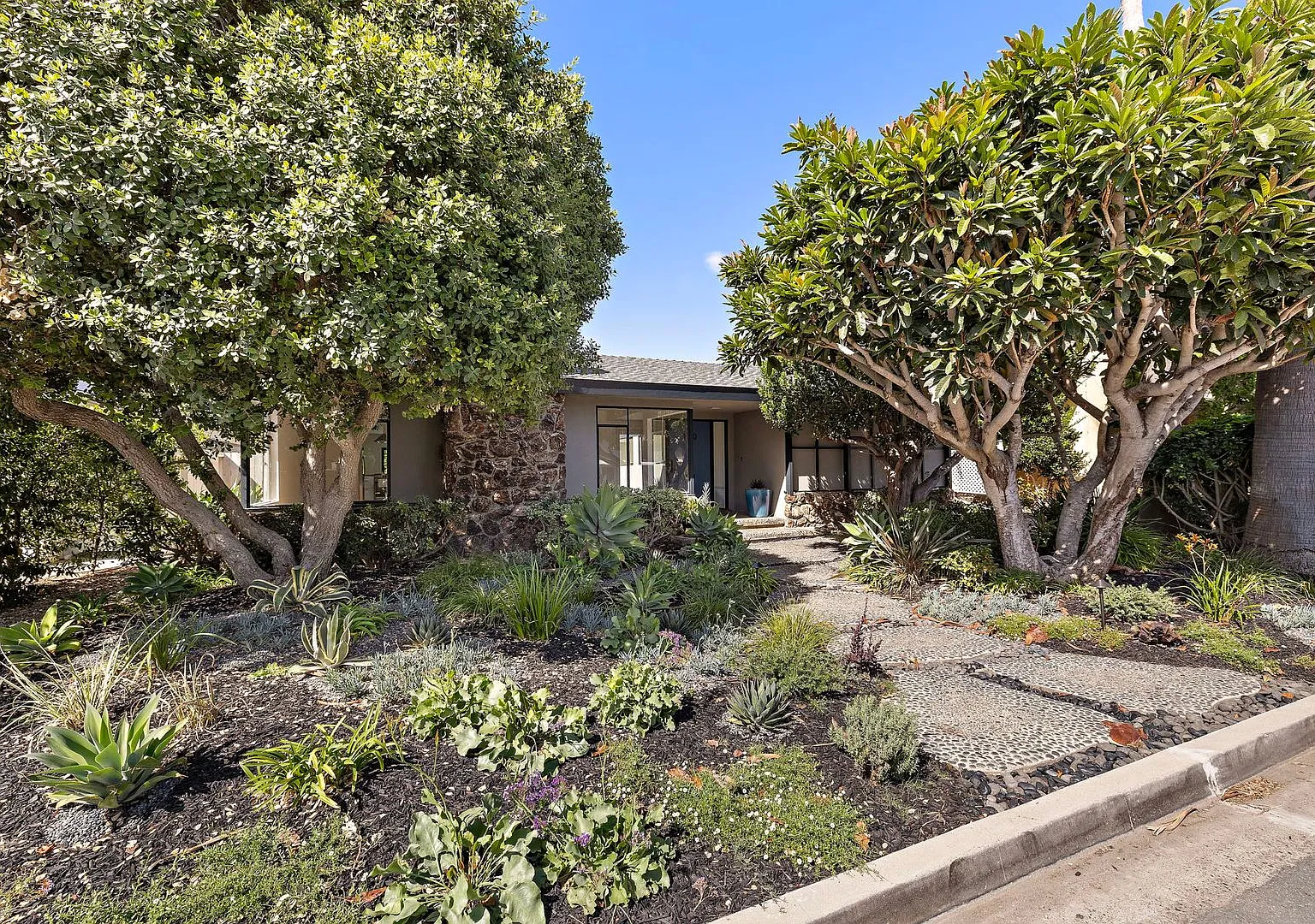 Single Level North Laguna Pool Home — Photo 4