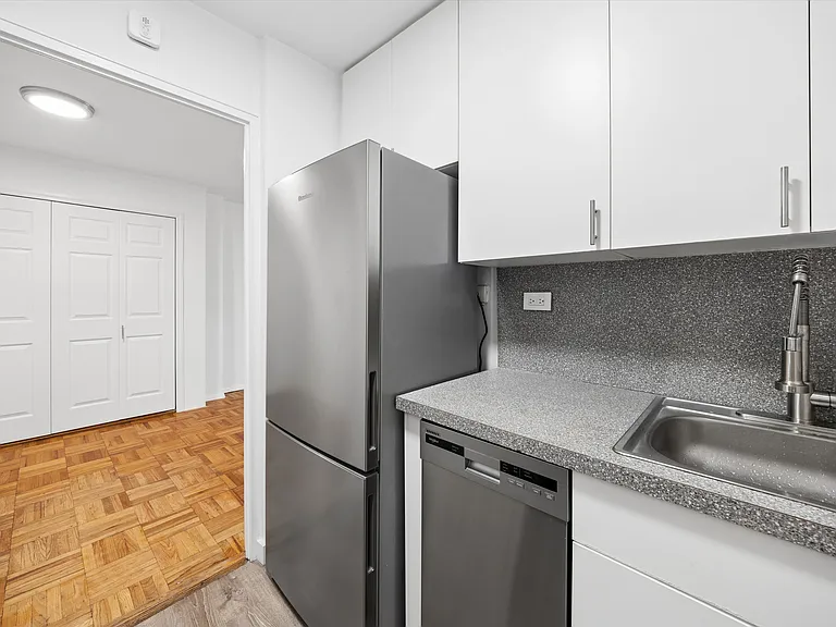 301 E 22nd St #8U — Photo 7