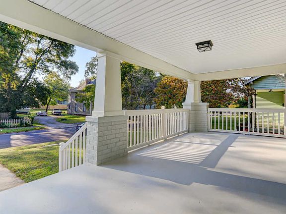 3rd image of 2347 Woodbine Ave