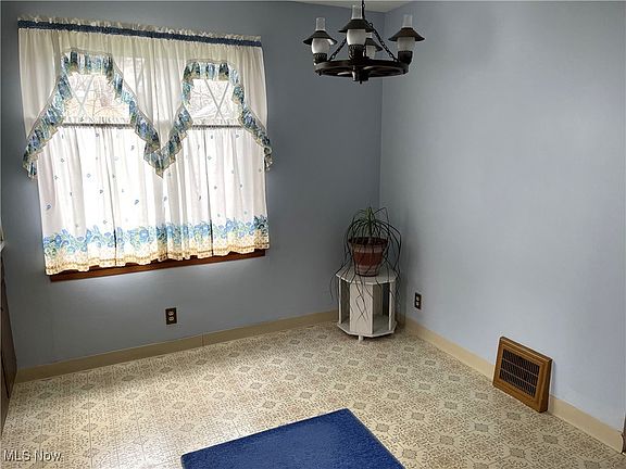 4th image of 16 Ledgewood Dr