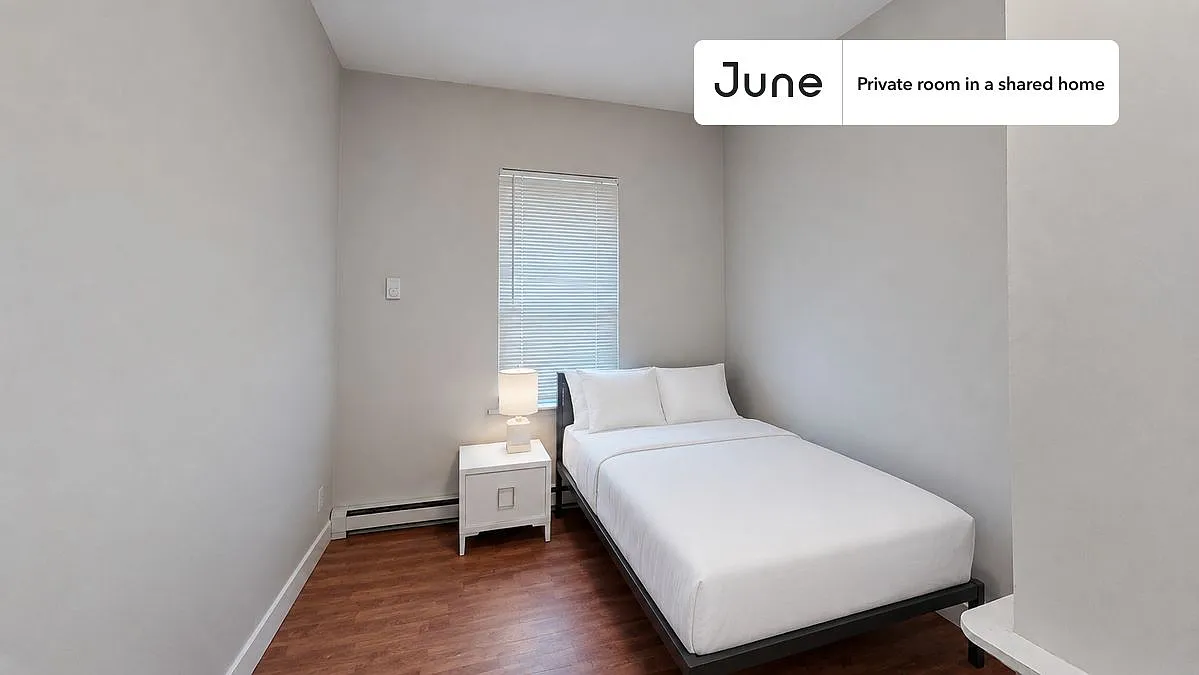 Queen bedroom in 3 bed/1 bath home in East Cambridge #1812 C — Photo 1