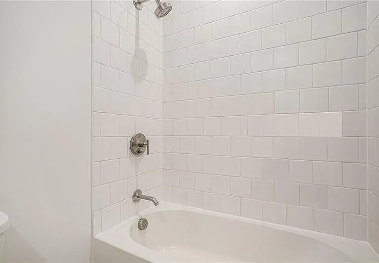 1823 Gotham Ln — Photo 6