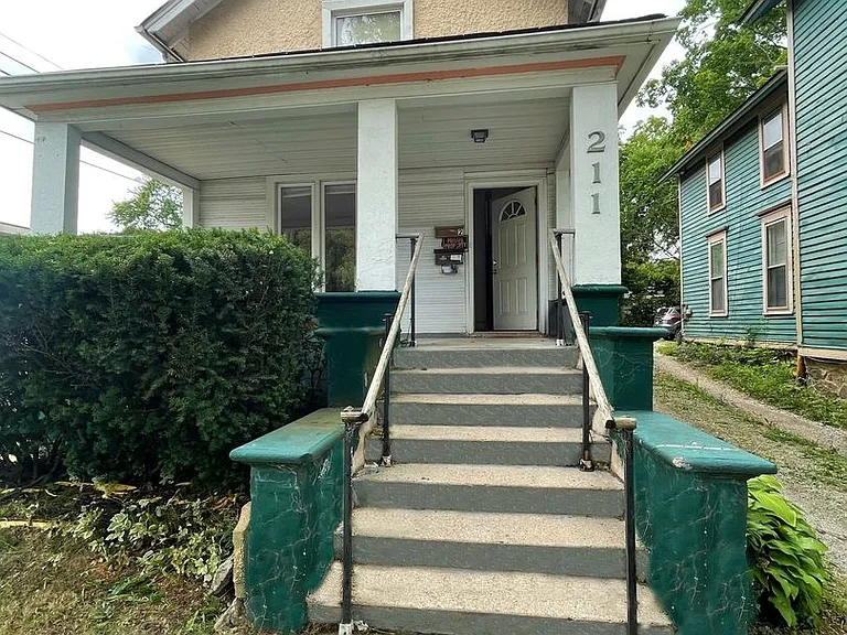 211 Ballard St — Photo 2