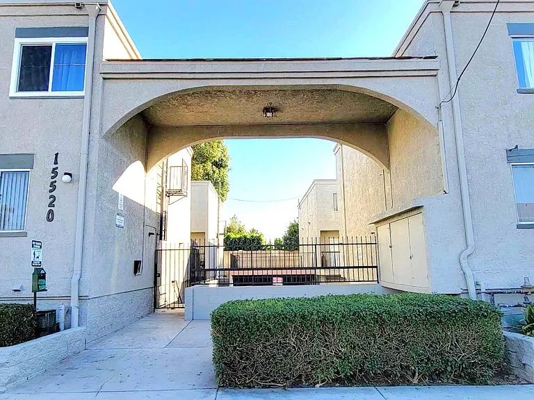 15520 Parthenia St #20 — Photo 9