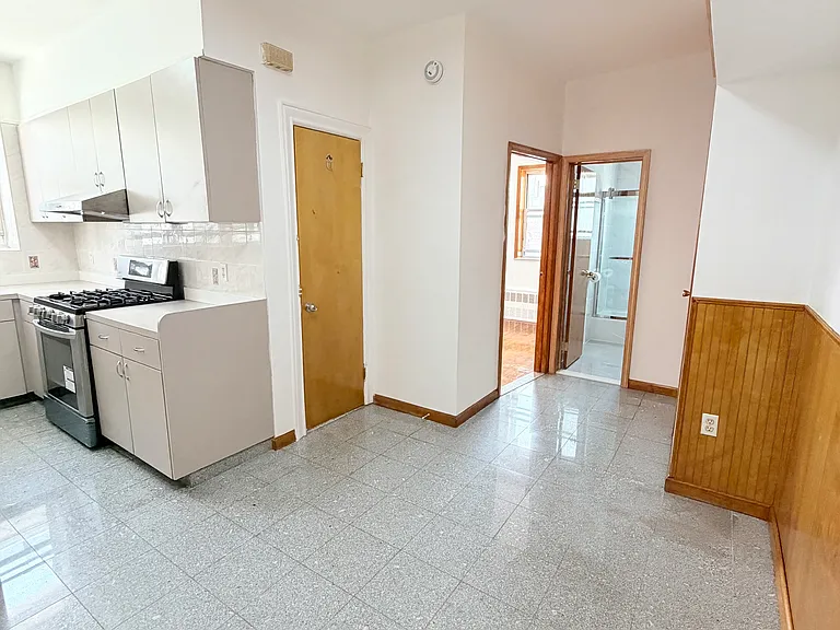 1429 W 8th St #2 — Photo 5